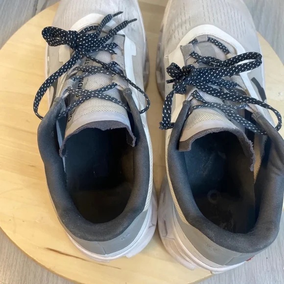 On Cloudmonster Men’s Gray/White Running Shoes, Size 11.5

Tbo#044 - Picture 6 of 8